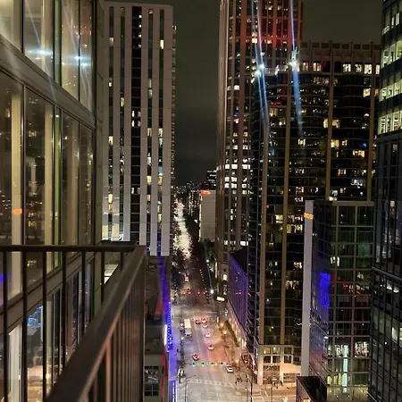 Amazing Views! 2Br 2Ba Themed King Bed Unit! Free Onsite Private Parking Rooftop Pool!